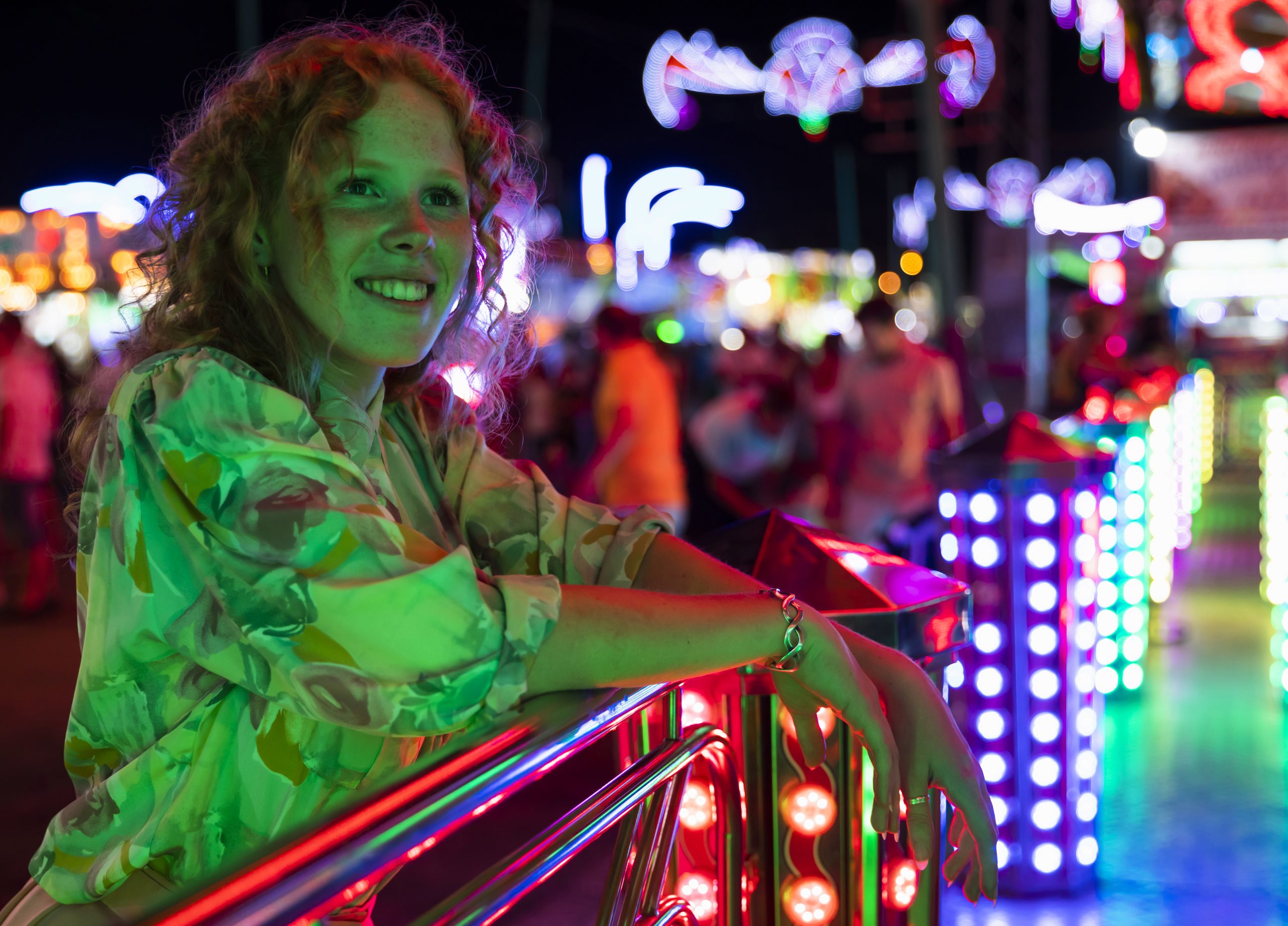 night-lights-reflection-beautiful-woman